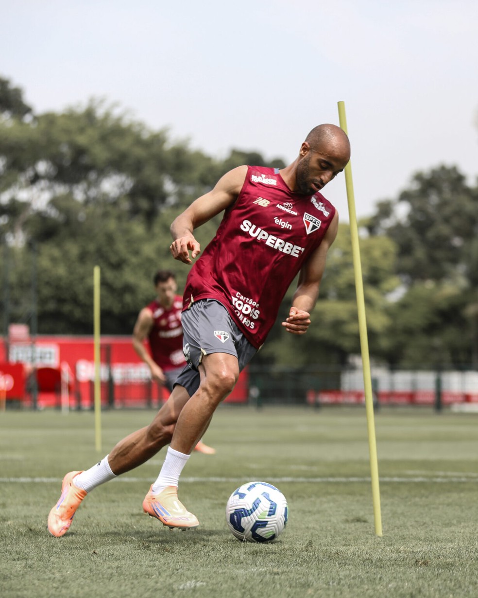 Lucas em treino no CT da Barra Funda, São Paulo.