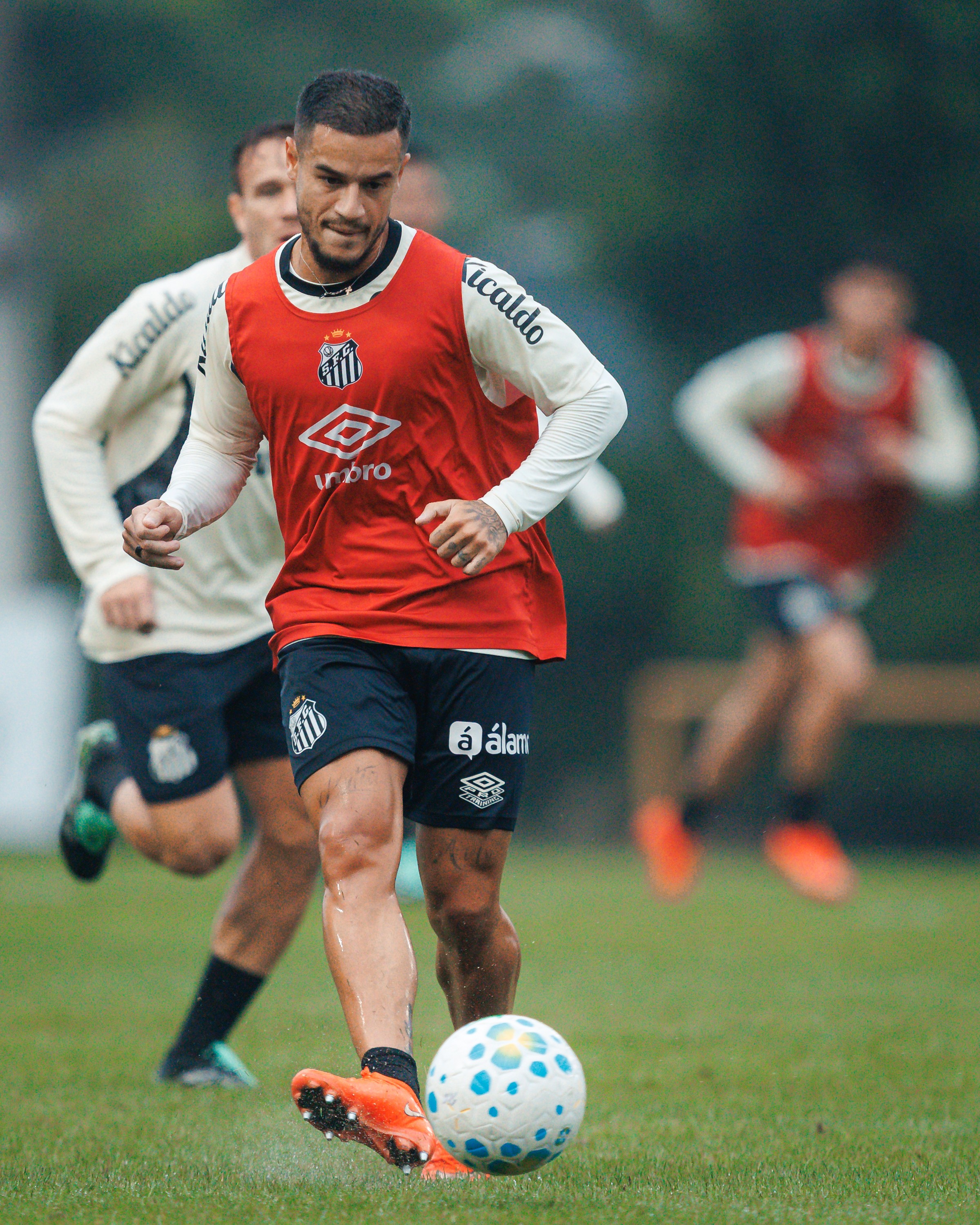 Coutinho impressiona nos treinos do Santos e deve ser relacionado para o clássico contra o São Paulo