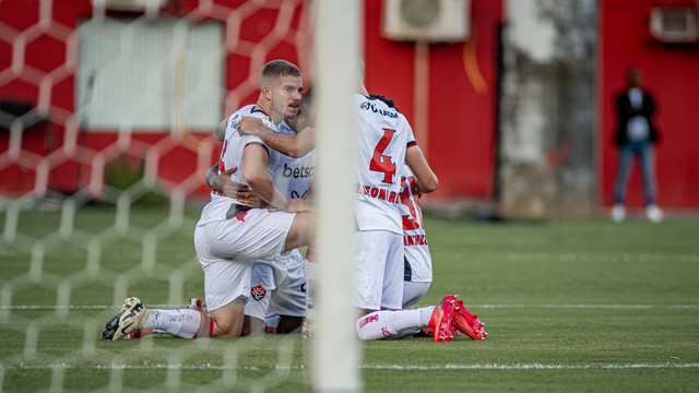 Jogadores comemoram gol em Vitória x Internacional