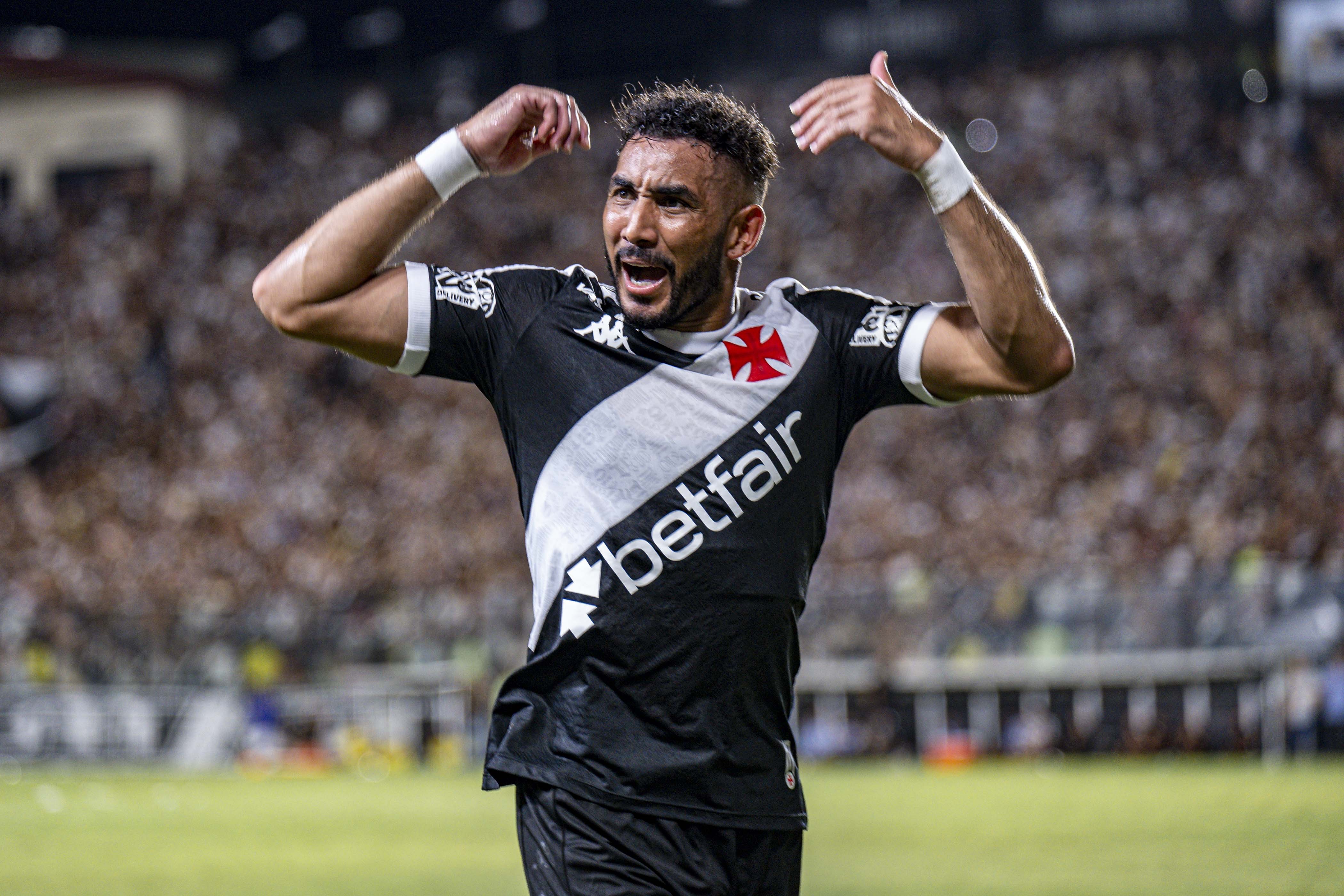 Dimitri Payet, ex-Vasco, anuncia aposentadoria do futebol