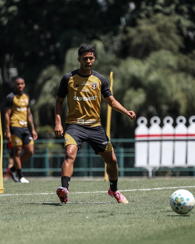 Conversa e mudança de postura: como Ryan Francisco ganhou espaço com Dorival no São Paulo