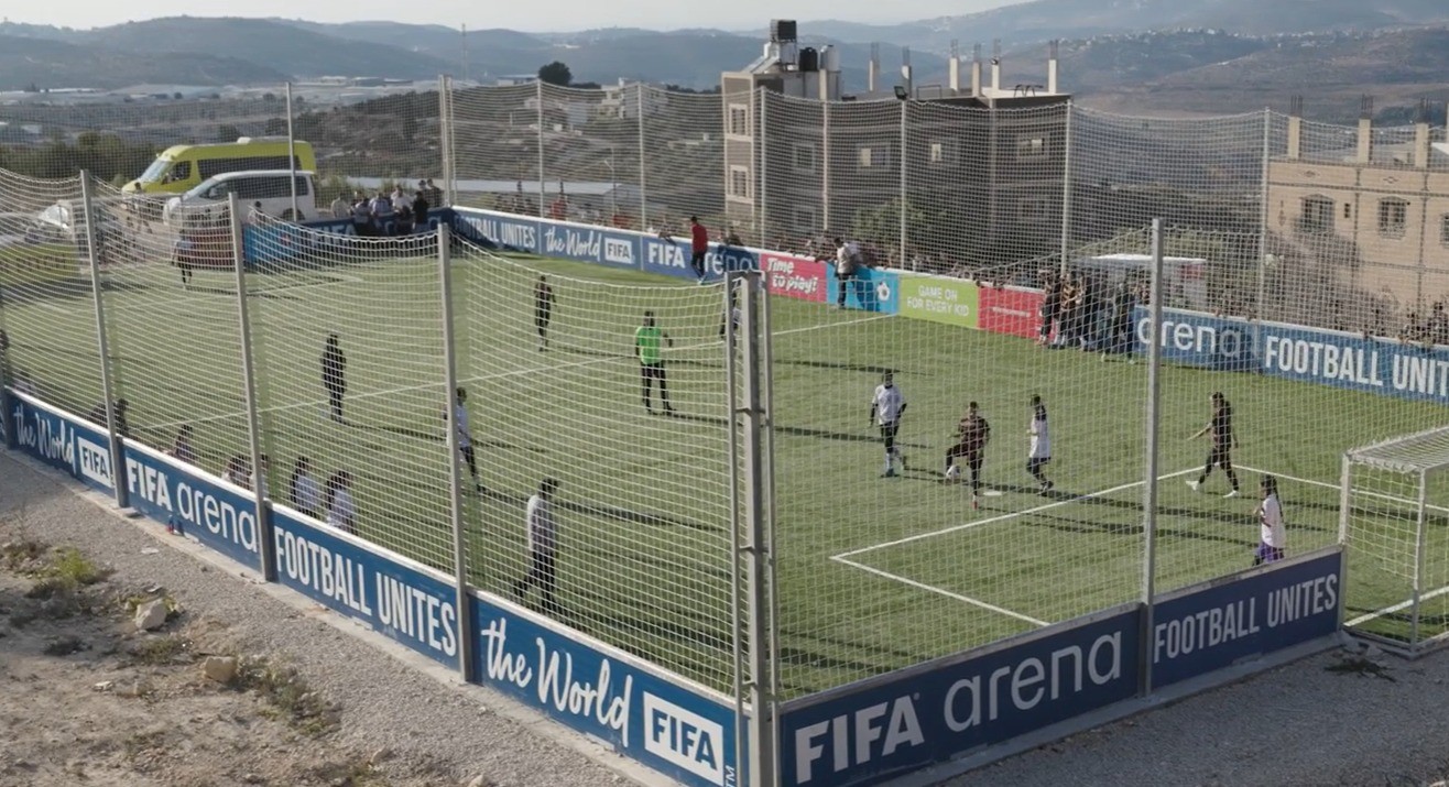 Fifa inaugura minicampos de futebol para crianças na Cisjordânia