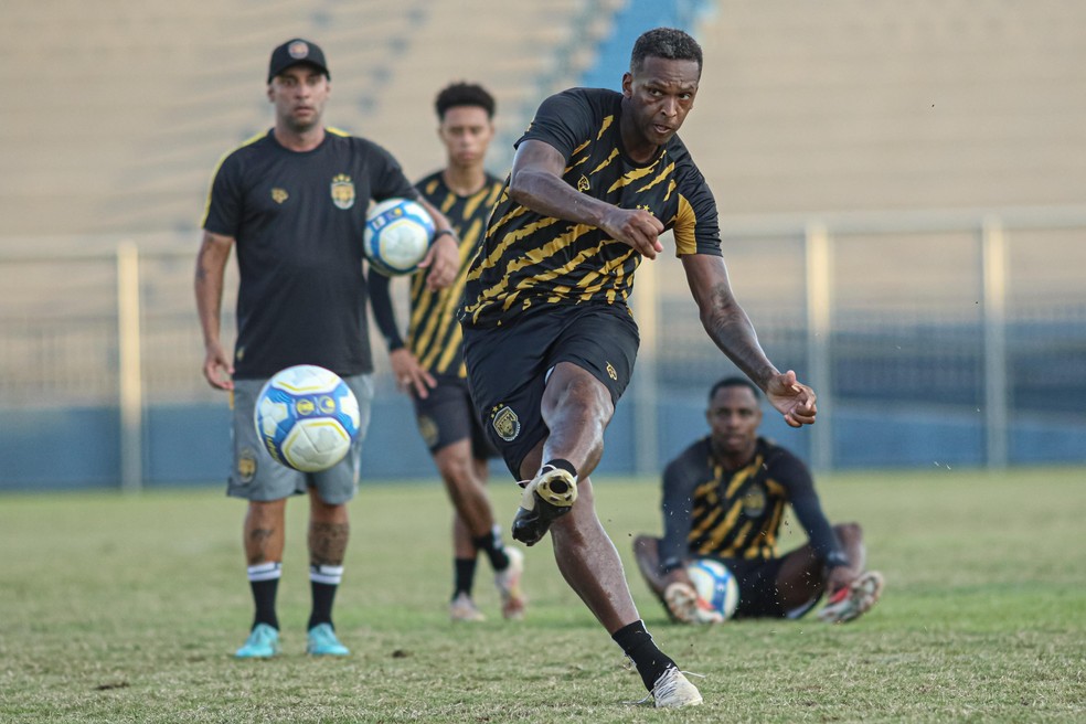 J&ocirc; foca em vit&oacute;ria diante do Coritiba &mdash; Foto: Jo&atilde;o Normando/Amazonas FC