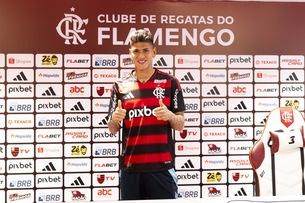 Carrascal é apresentado pelo Flamengo — Foto: Adriano Fontes/Flamengo