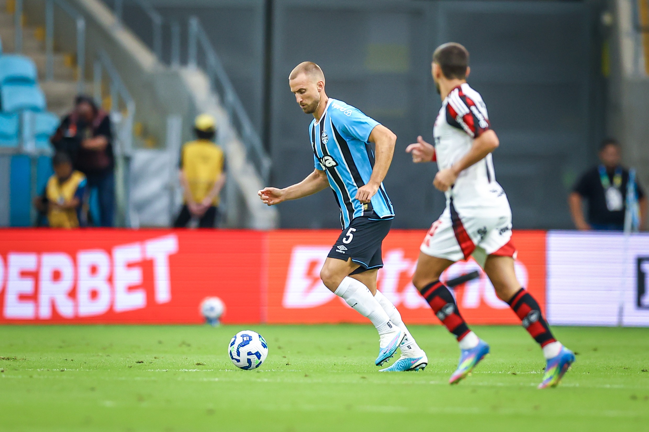 Rodrigo Ely fora do Grêmio por lesão grave; confira detalhes e impacto.