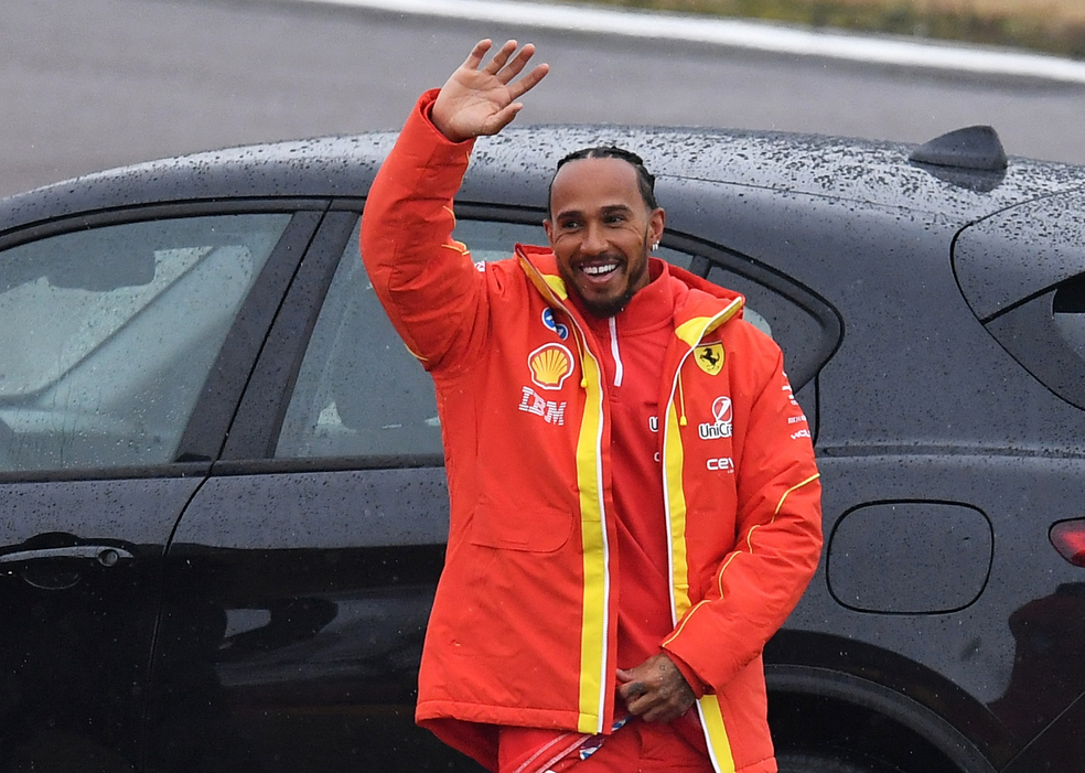 Hamilton sorri para fãs após teste pela Ferrari — Foto: Jennifer Lorenzini/Reuters