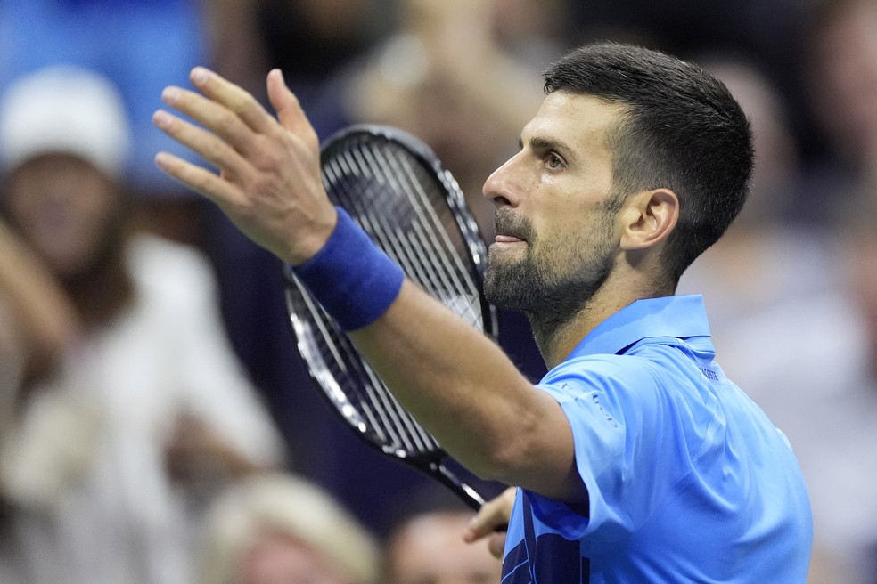 Novak Djokovic teve uma longa batalha contra Alexei Popyrin — Foto: REUTERS/Eduardo Munoz