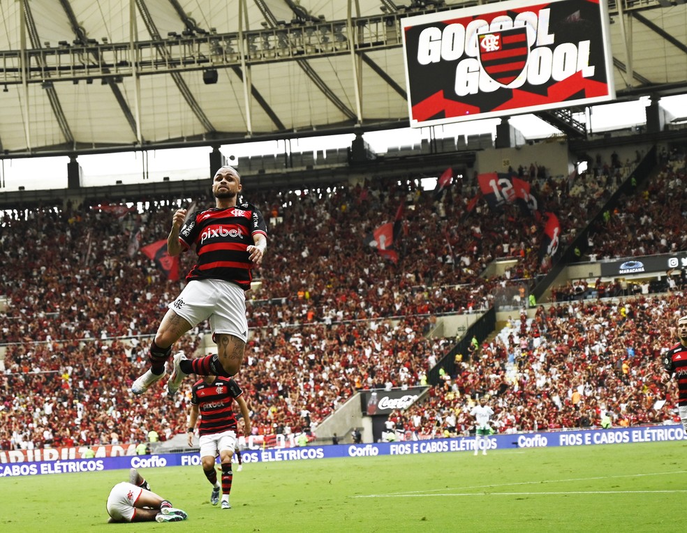 Michael comemora gol pelo Flamengo — Foto: Andre Durão