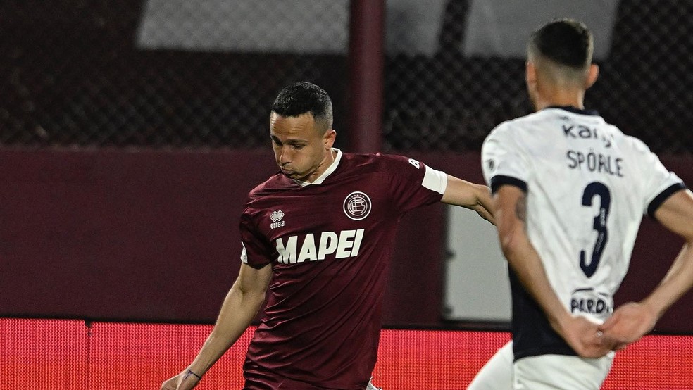 Leonardo Jara em ação pelo Lanús contra o Independiente
