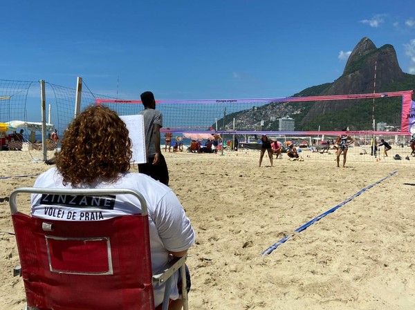 fotografia-em-contra-luz-de-jovens-jogando-volei-na-praia-durante-o-por-do-sol-em-carlsbad-na-california-1366402413770_956x500  - Barraca Santa Praia