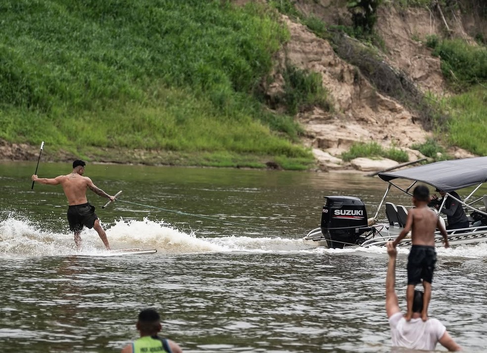 Italo Ferreira surfa em tampa de geladeira na Floresta Amazônica — Foto: Reprodução