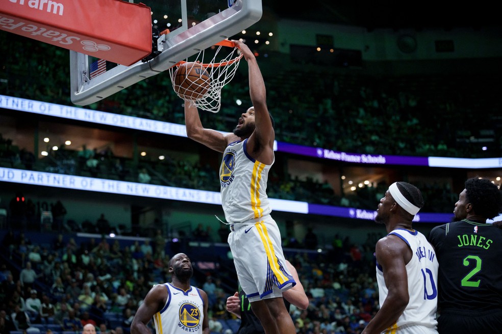 Moses Moody enterra na vitória do Golden State Warriors sobre o New Orleans Pelicans — Foto: Matthew Hinton-Imagn Images