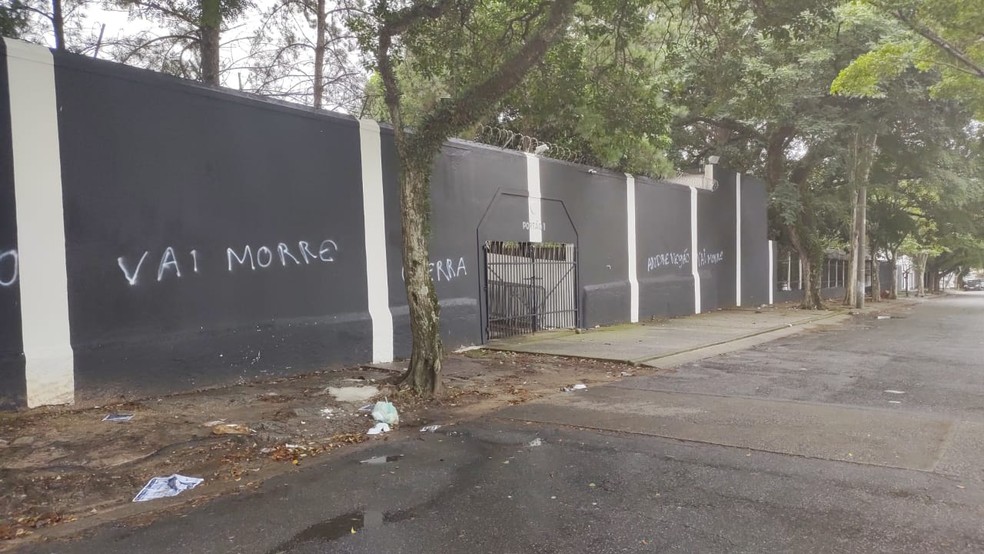 Muros pichados no Parque São Jorge, sede do Corinthians — Foto: Reprodução