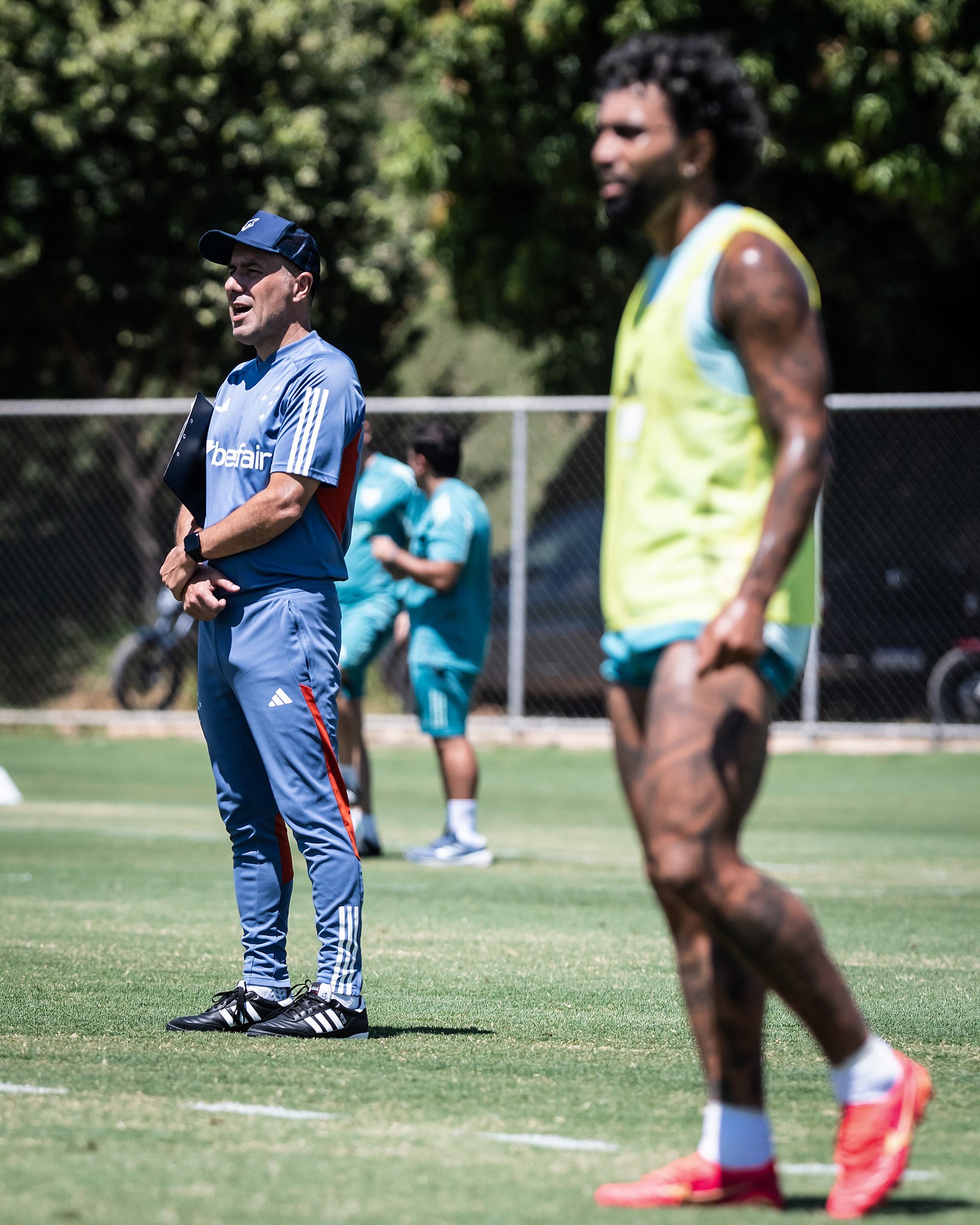 Jardim já tem time montado para enfrentar o Flamengo; Gabigol deve ver o ex-time do banco