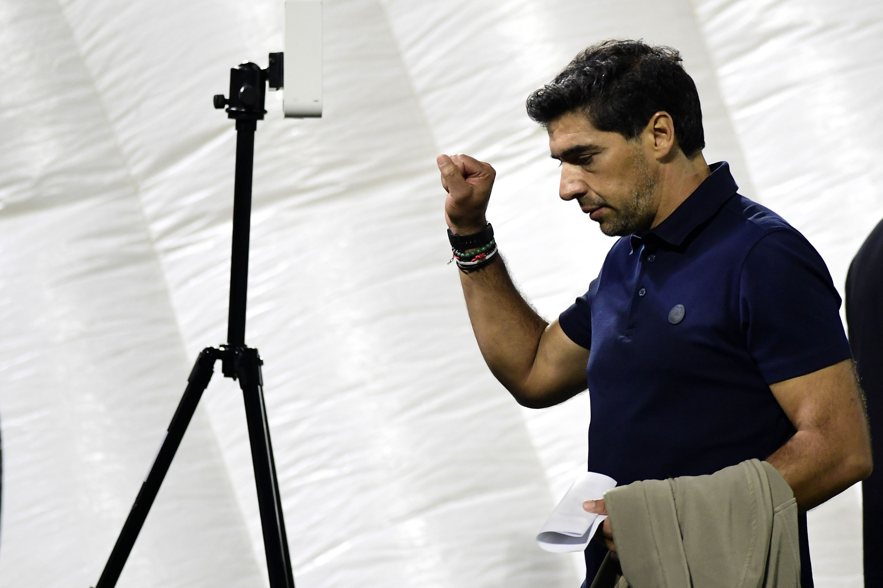 Abel Ferreira Recebe Cartão Vermelho ao Final de Palmeiras x Fluminense