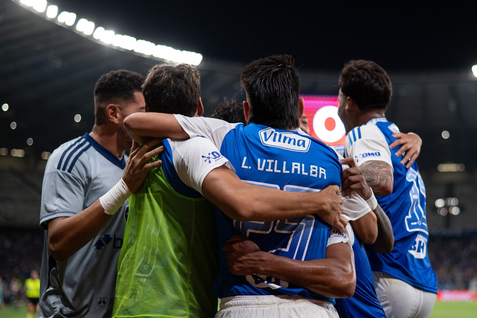 Kaiki Bruno, lateral do Cruzeiro, comemora gol marcado diante do Bragantino — Foto: Alessandra Torres/AGIF