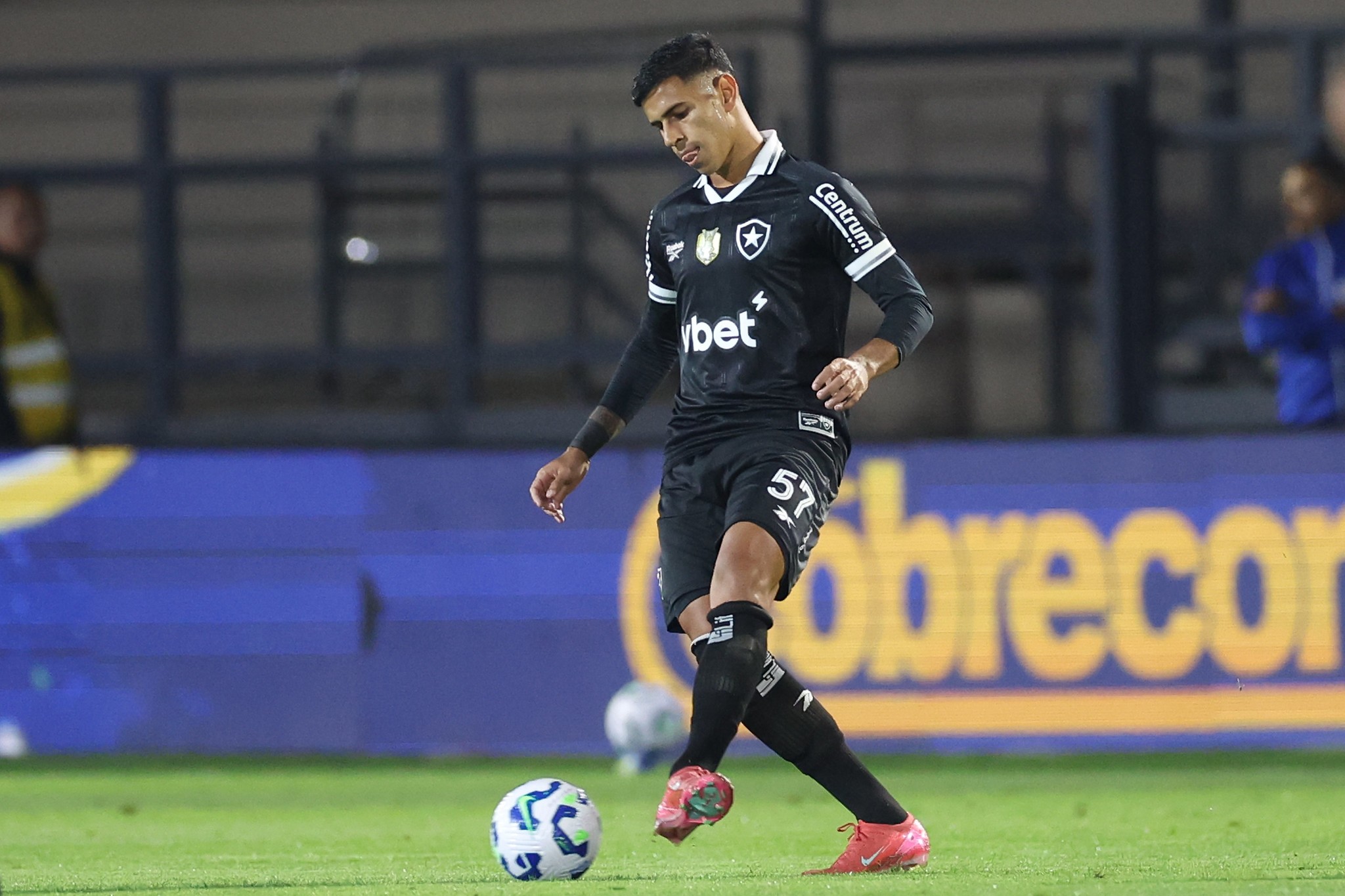 Escalação do Botafogo: Davide deve mesclar time contra o Palmeiras; David Ricardo está fora
