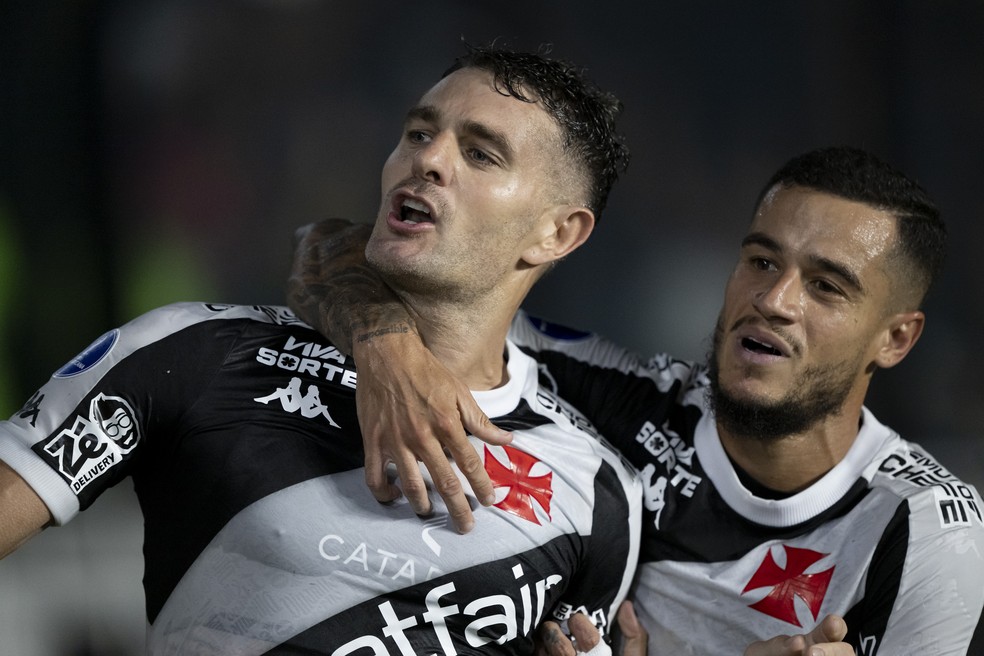 Vegetti e Coutinho em Vasco x Melgar &mdash; Foto: Jorge Rodrigues/AGIF