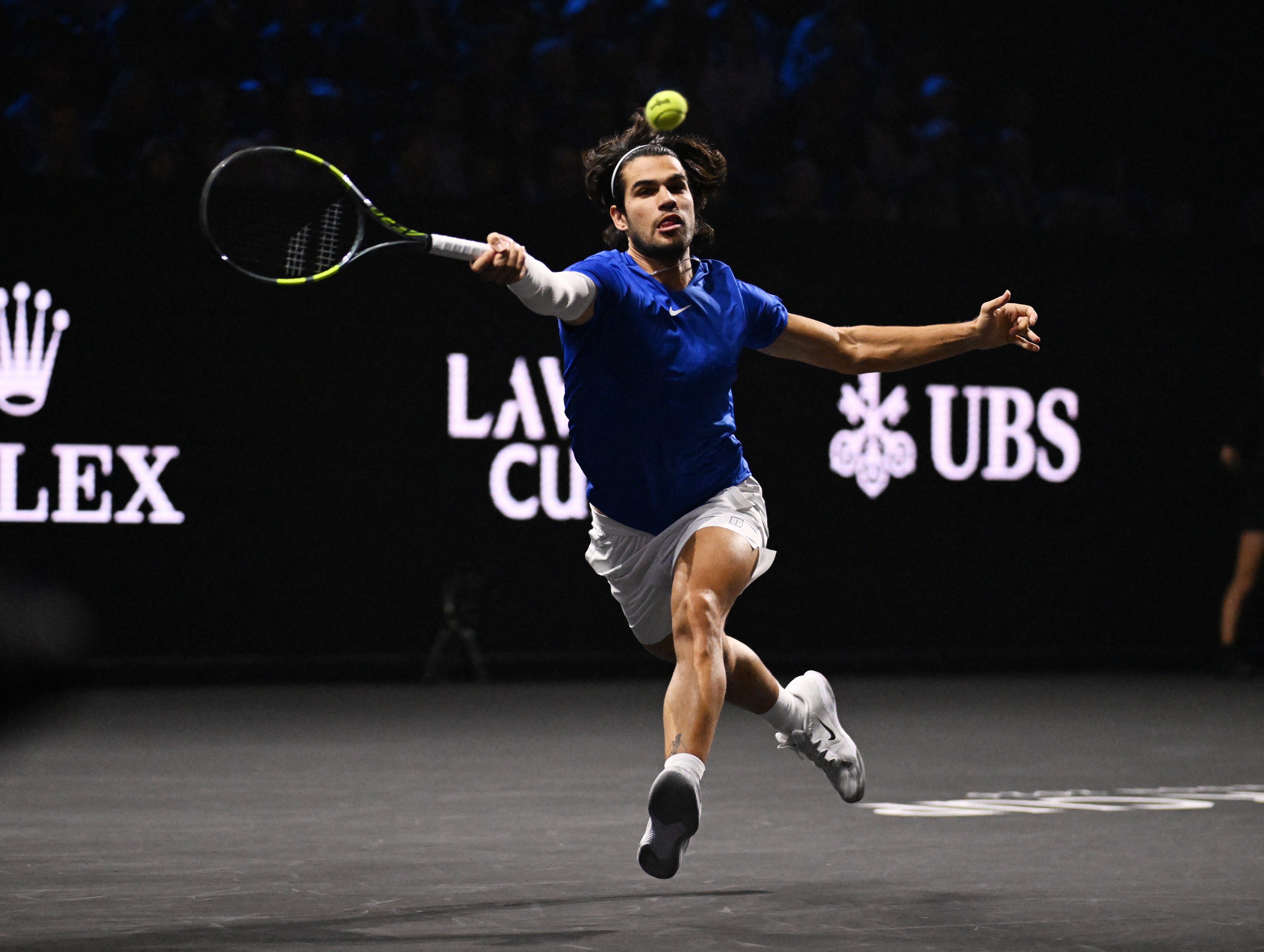 Alcaraz sofre, mas vence Fritz na estreia na Laver Cup