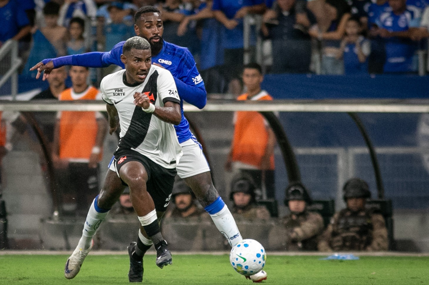 Afirmação Cruzmaltina: Cuiabano Celebra 100 Jogos Profissionais em Momento de Destaque no Vasco