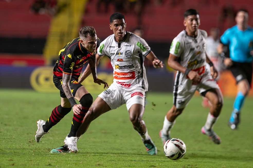 Athletic em disputa de bola, sequência invicta