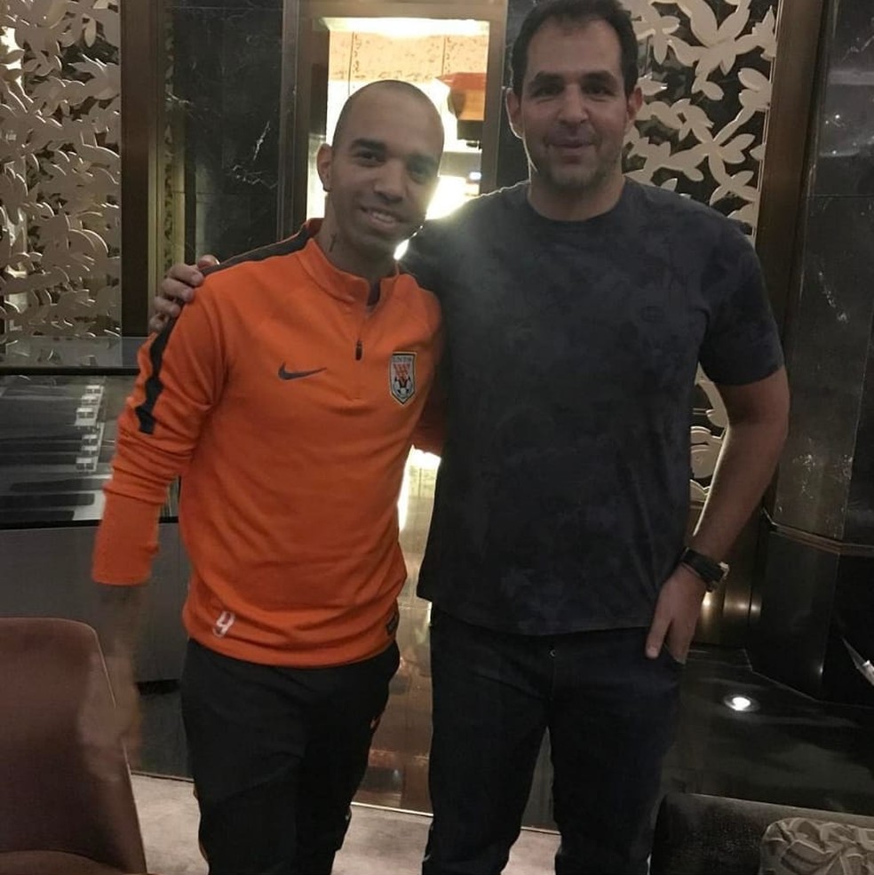 Diego Tardelli e Giuliano Bertolucci durante passagem do atacante pelo futebol chins - Foto: Reproduo/Internet