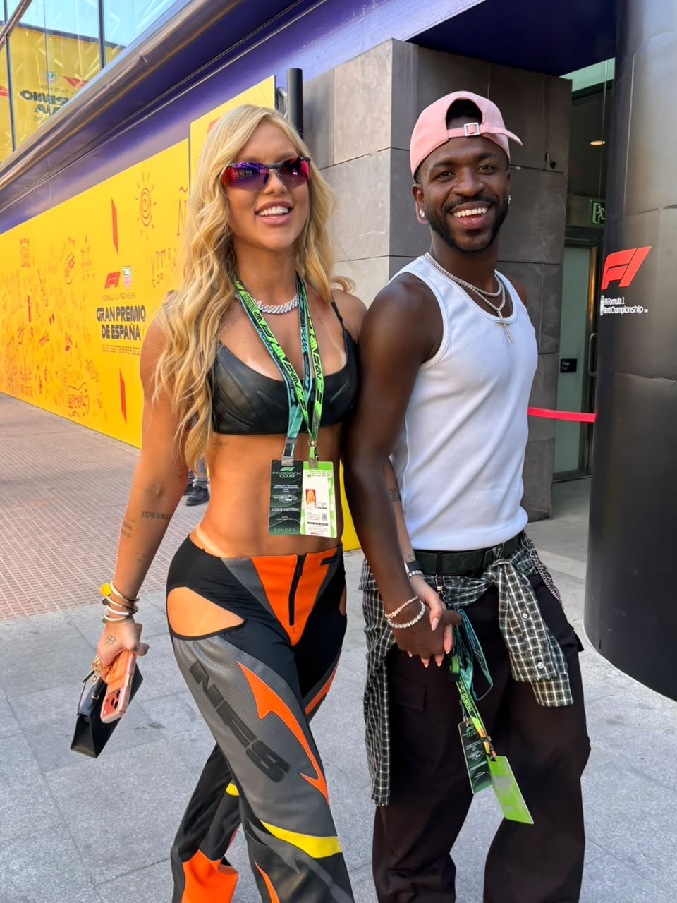 Vini Jr e Virginia Fonseca chegam juntos ao GP da Espanha de F1; veja
