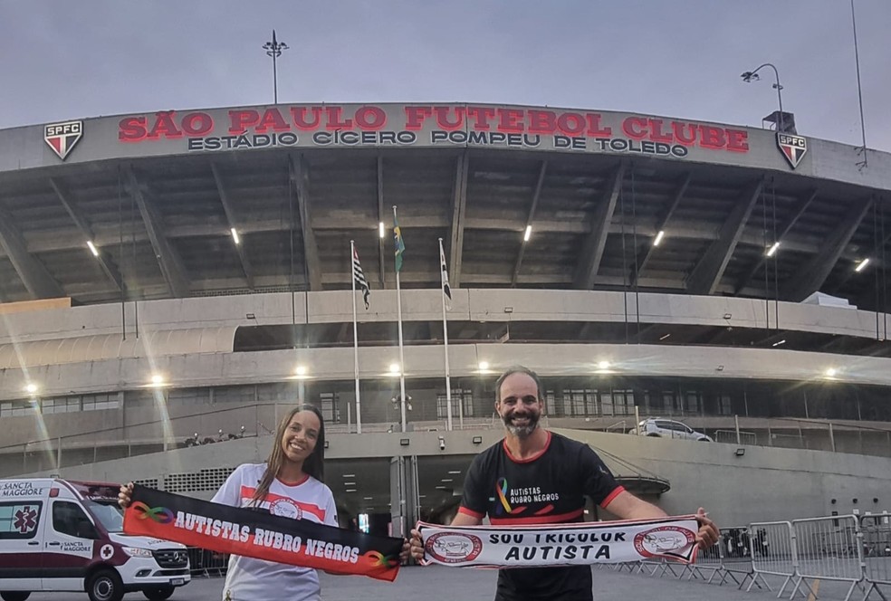 Rosângela Barbosa, do Sou Tricolor Autista, e Marcos Felipe, da Autistas Rubro-Negros, trocaram faixas — Foto: Arquivo Pessoal