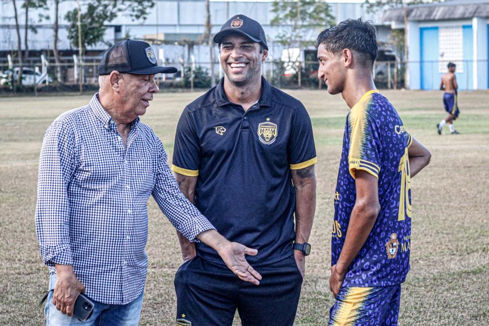 Ibson, junto do pai e do filho — Foto: João Normando / Agência LB