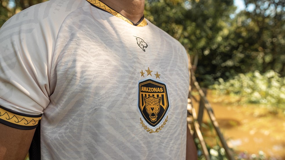 Camisa apresenta desenhos e símbolos que se inspiram na arte indígena e na simbologia da floresta. — Foto: Rodrigo Gabriel/AMFC