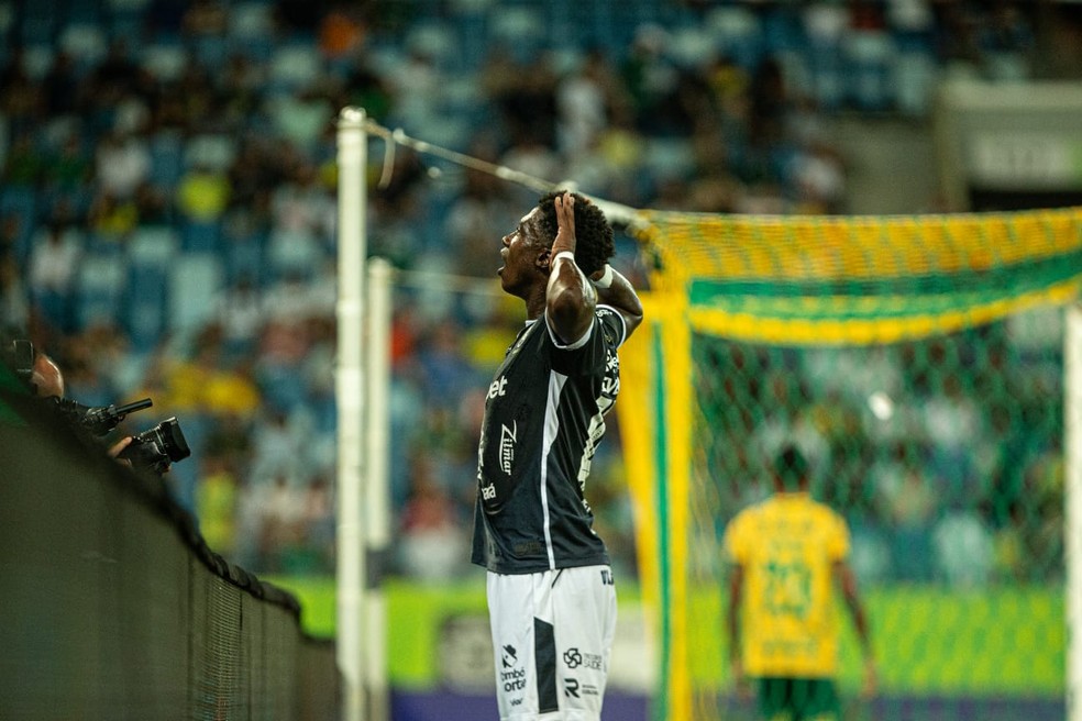 João Pedro comemora gol pelo Remo.