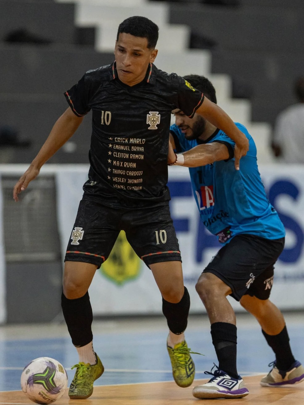 Jogadores em quadra na Série Prata Futsal — Ginásio do Trem