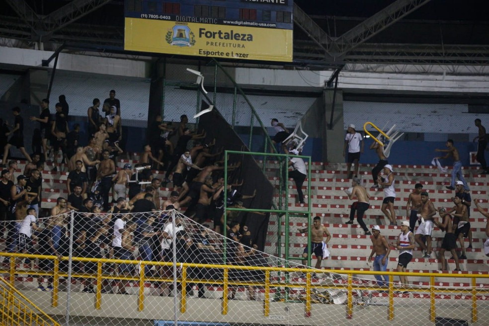 Briga de organizadas de Ceará e Fortaleza no futsal — Foto: Kid Jr./SVM