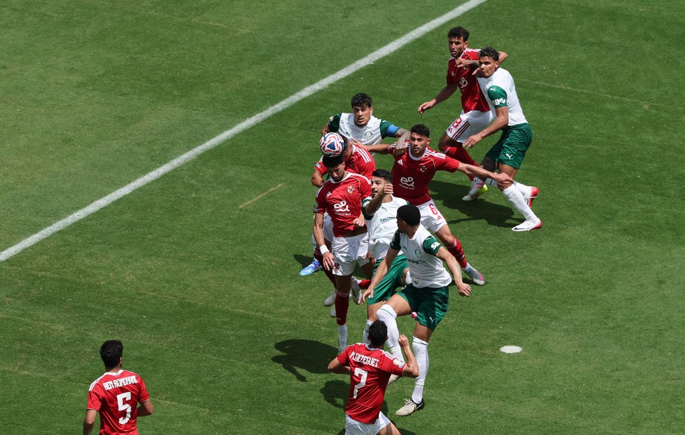 Lance do gol contra do Al Ahly para o Palmeiras — Foto: Reuters