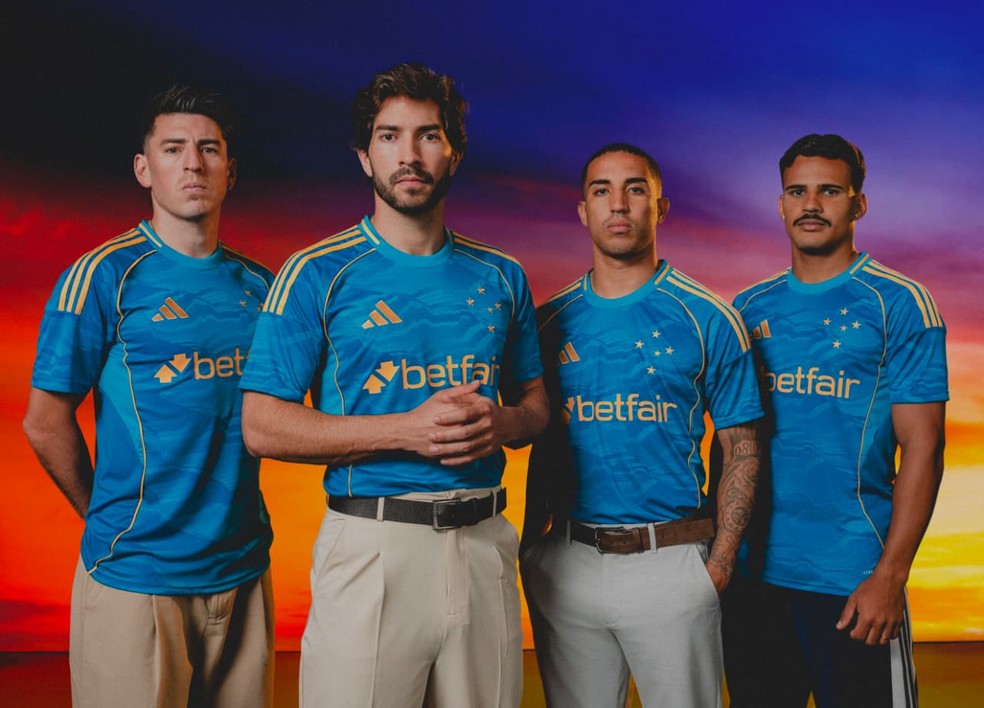 Jogadores do Cruzeiro em lançamento do uniforme 3 da temporada 2025 — Foto: Divulgação