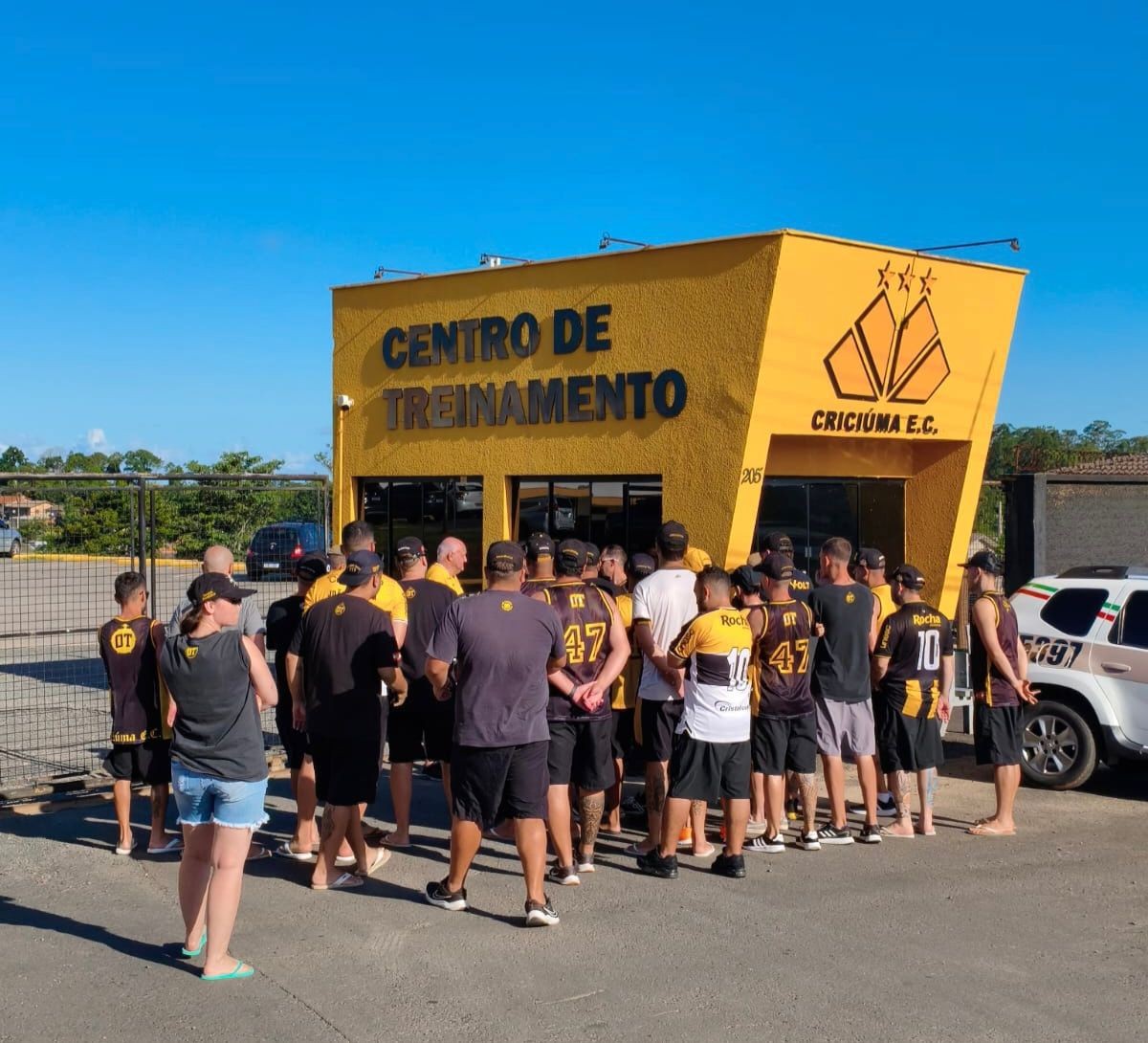 Torcida do Criciúma cobra diretoria antes de jogo decisivo