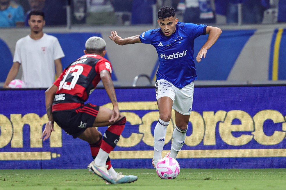 Bruno Rodrigues, do Cruzeiro, tenta passar pela marcação do Flamengo — Foto: Gilson Lobo/AGIF