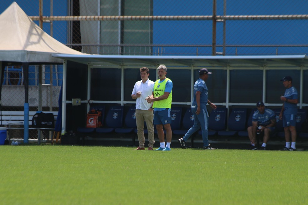 Renato conversa com o vice de futebol Antônio Brum — Foto: João Victor Teixeira