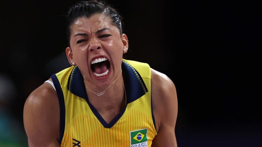 Carolana projeta volta ao vôlei após cirurgias para tratar câncer