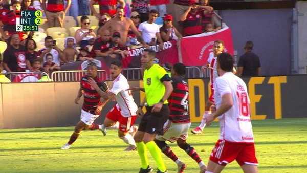GOL POLÊMICO! Flamengo contesta choque de Plata com árbitro em gol do Inter no Brasileirão