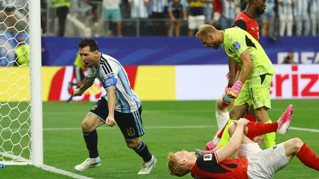 Messi marca para Argentina