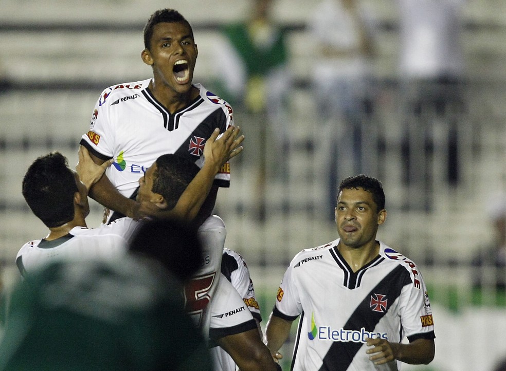 Max, ex-Vasco, comemora gol em 2010 — Foto: Buda Mendes/LatinContent via Getty Images