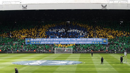Torcida do Newcastle faz mosaico especial para jogadores brasileiros - Foto: (Scott Heppell/Reuters)