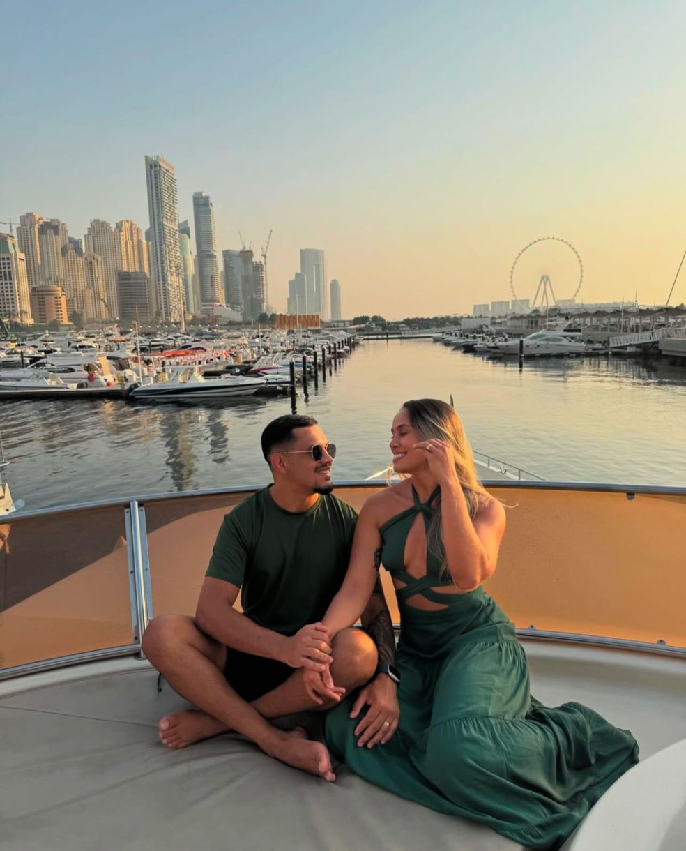 Cleiver Fernades e a esposa Rayla Melo em Dubai, nos Emirados Árabes — Foto: Reprodução
