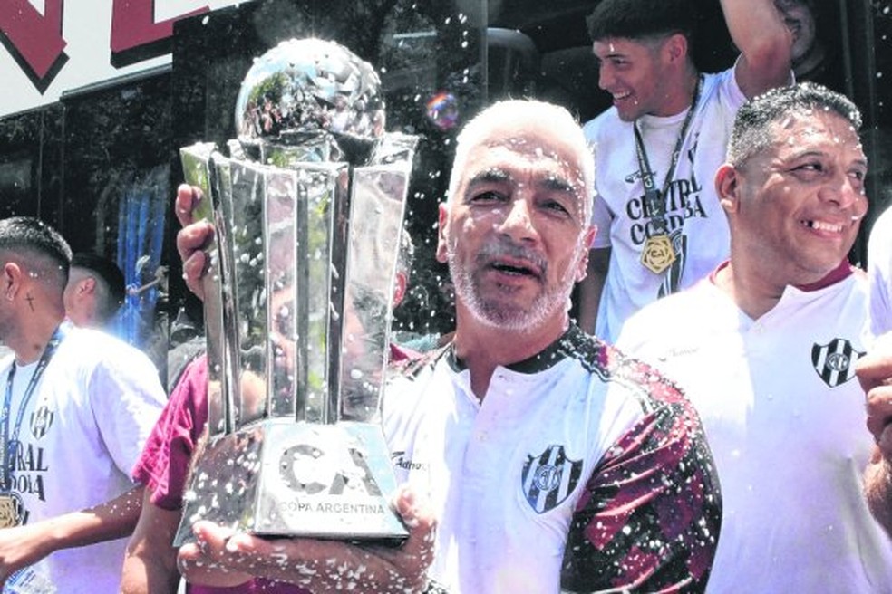 Omar de Felippe foi campeão da Copa Argentina com o Central Córdoba — Foto: Reprodução