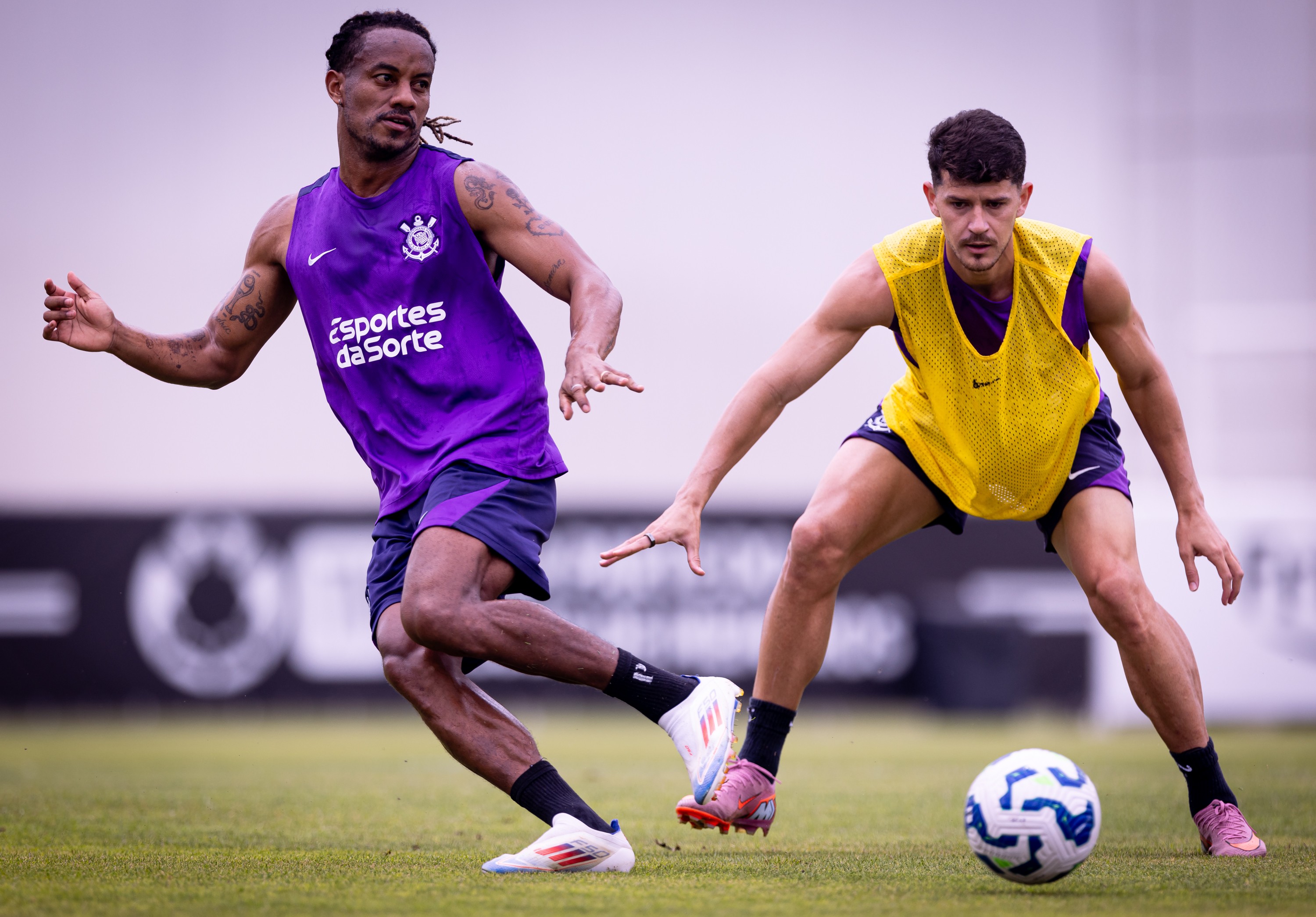 Corinthians foca em trabalho técnico enquanto Hugo Souza continua tratamento médico nos bastidores