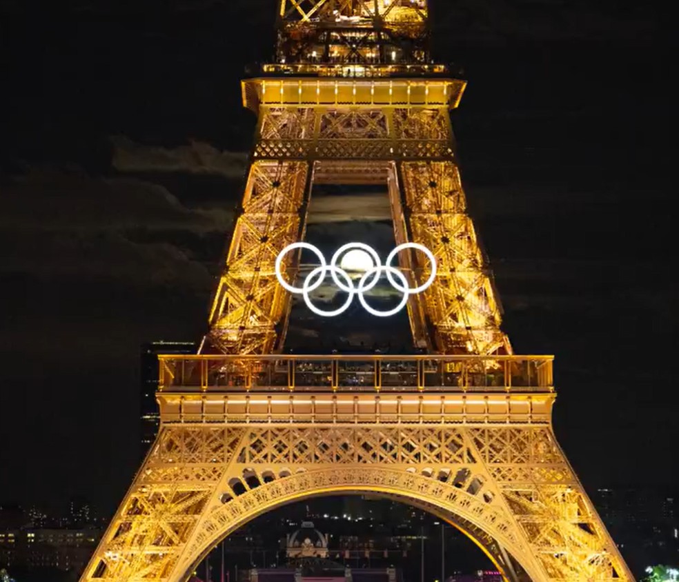 Foto com lua nos anéis olímpicos da Torre Eiffel viraliza nas redes sociais — Foto: Reprodução