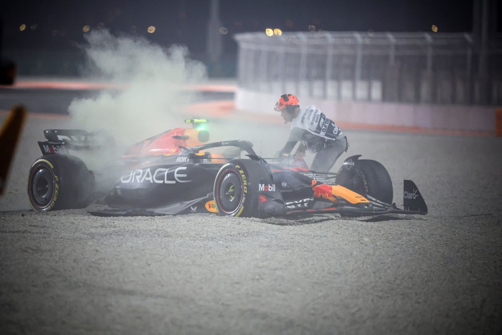 Sergio Pérez é atendido por fiscais após bater na corrida sprint do GP do Catar de F1 em 2023 — Foto: Ayman Yaqoob/Anadolu Agency via Getty Images