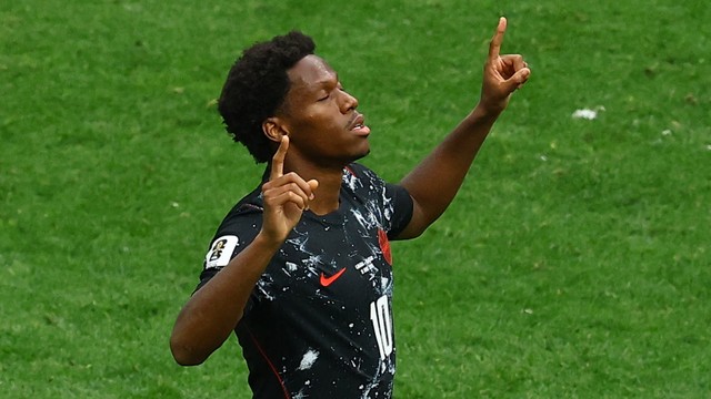 Jonathan David comemora gol em Canadá x Catar