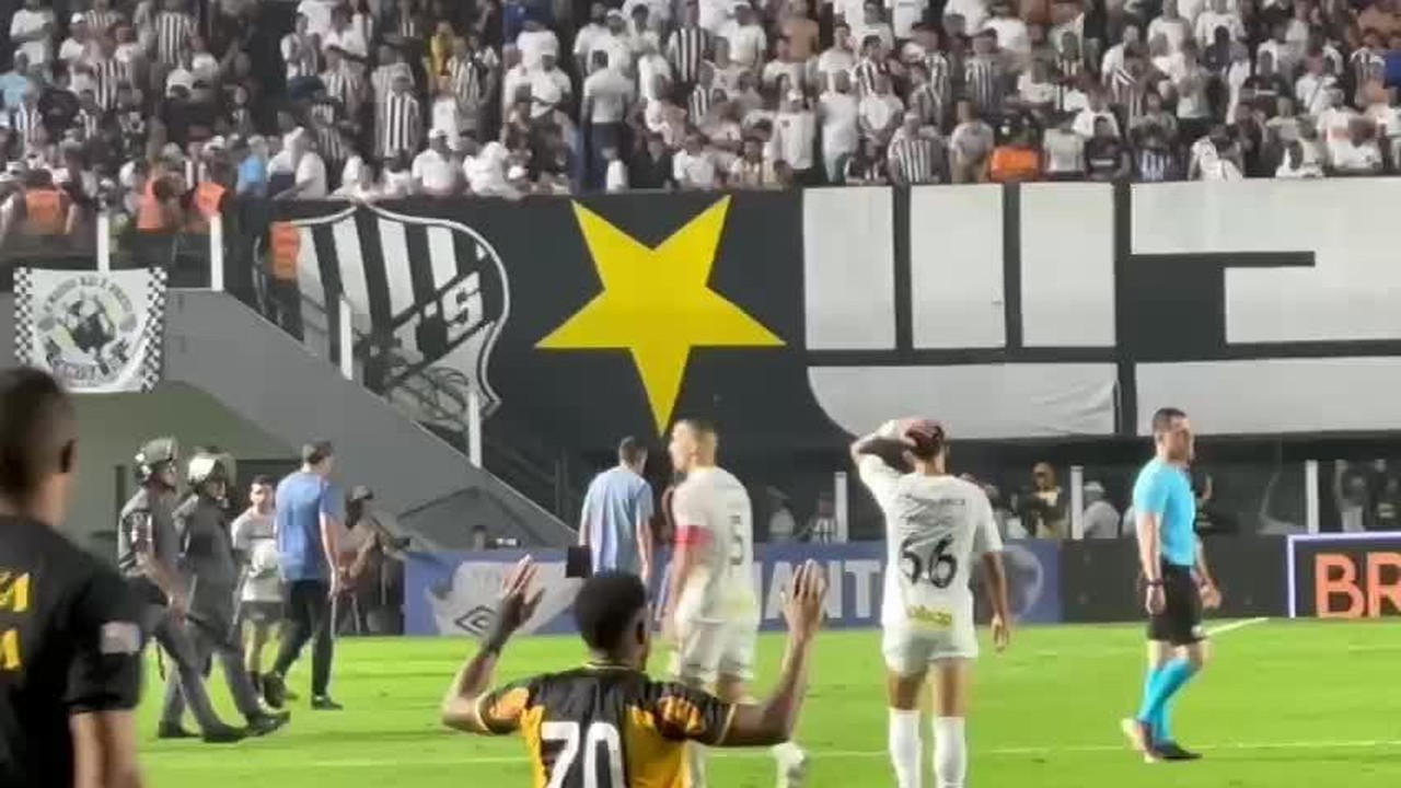 Carille deixa o gramado sob vaias e xingamentos após empate do Santos com o Novorizontino